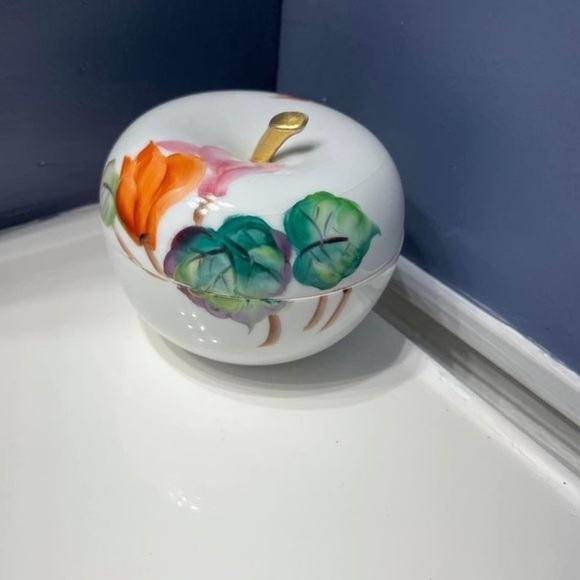 Handpainted vintage porcelain apple trinket dish with applied gold paint - Picture 4 of 6